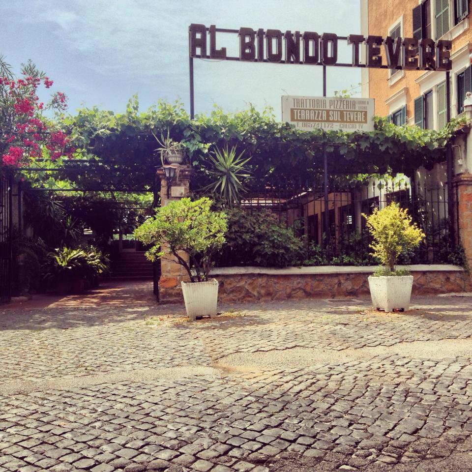 L'insegna della trattoria Biondo Tevere