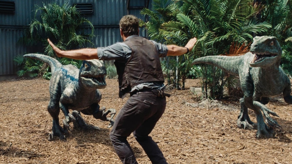 Chris Pratt in una scena di Jurassic World