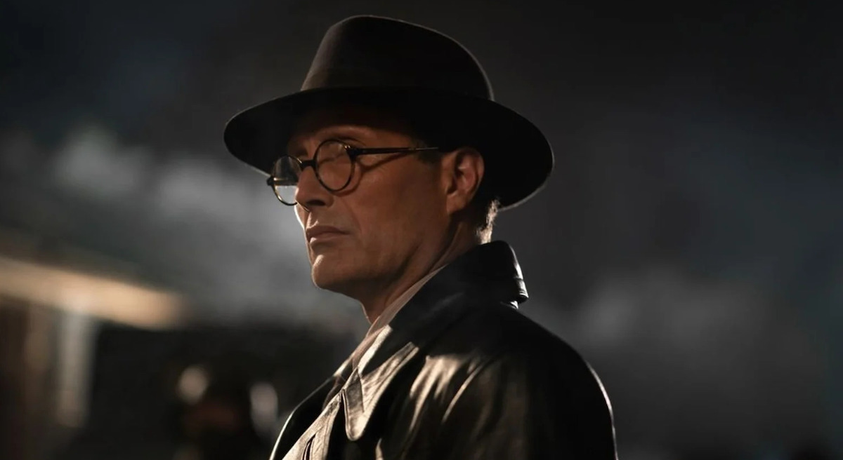 Mads Mikkelsen in una scena di Indiana Jones 5 - Il quadrante del destino