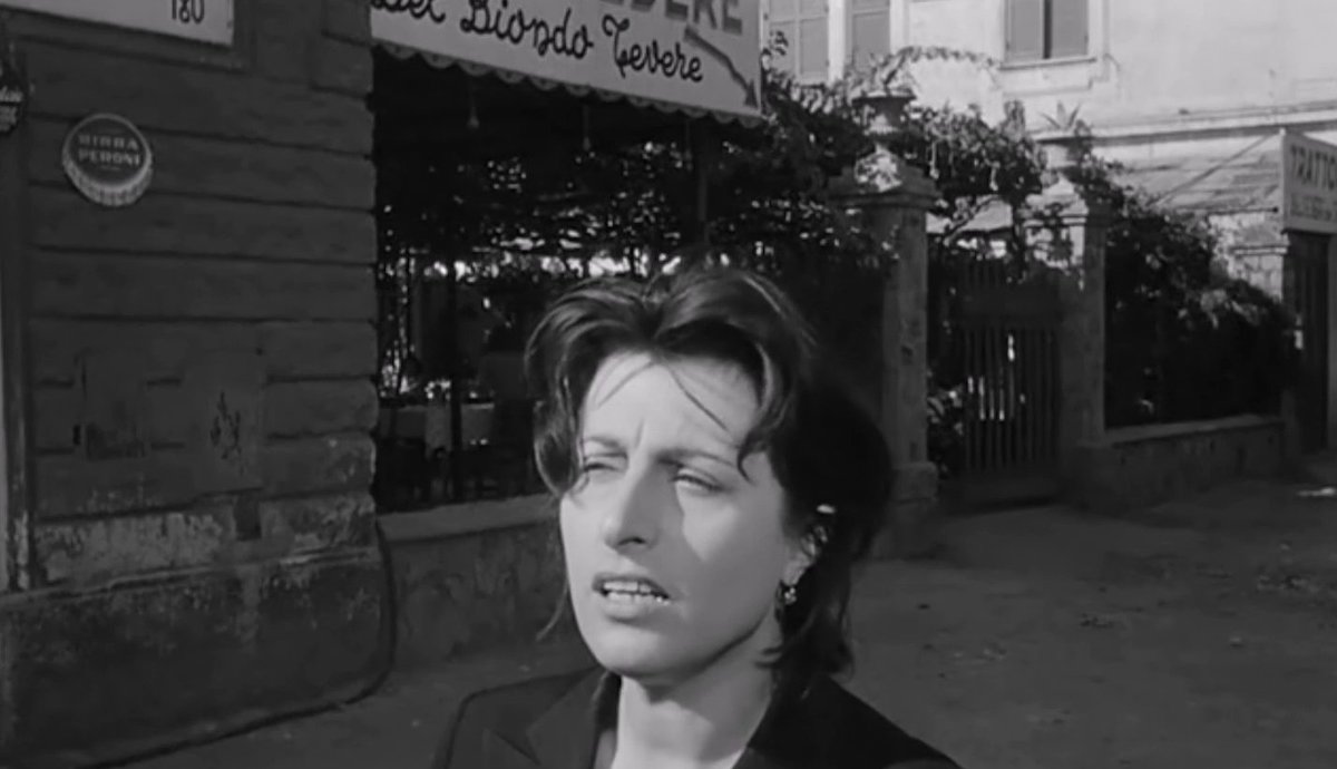 Anna Magnani davanti al Biondo Tevere in una scena di Bellissima, di Luchino Visconti (1951)