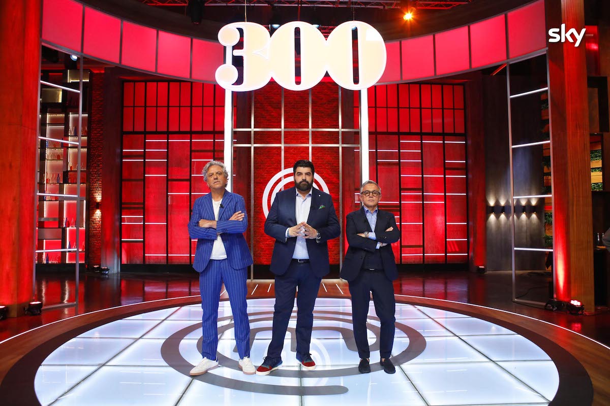 I tre giudici sotto l'insegna celebrativa del compleanno di Masterchef