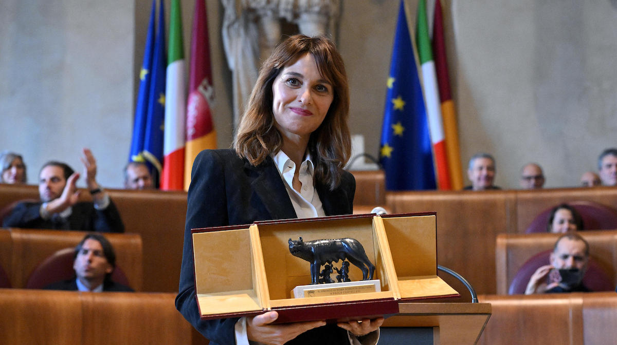 Paola Cortellesi con la Lupa capitolina consegnata dal sindaco Roberto Gualtieri nell'aula Giulio Cesare del Campidoglio, Roma, 16 gennaio 2024.