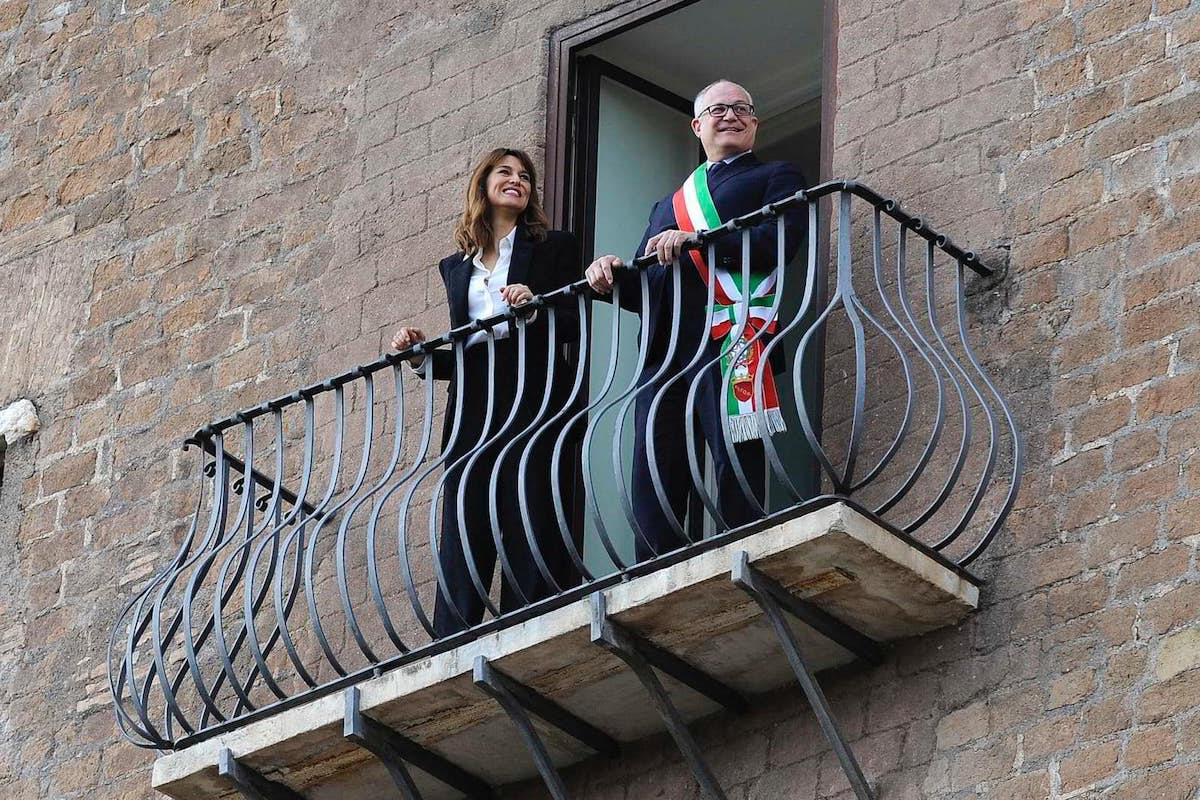 Paola Cortellesi e Roberto Gualtieri in occasione della cerimonia di consegna della Lupa Capitolina alla regista
