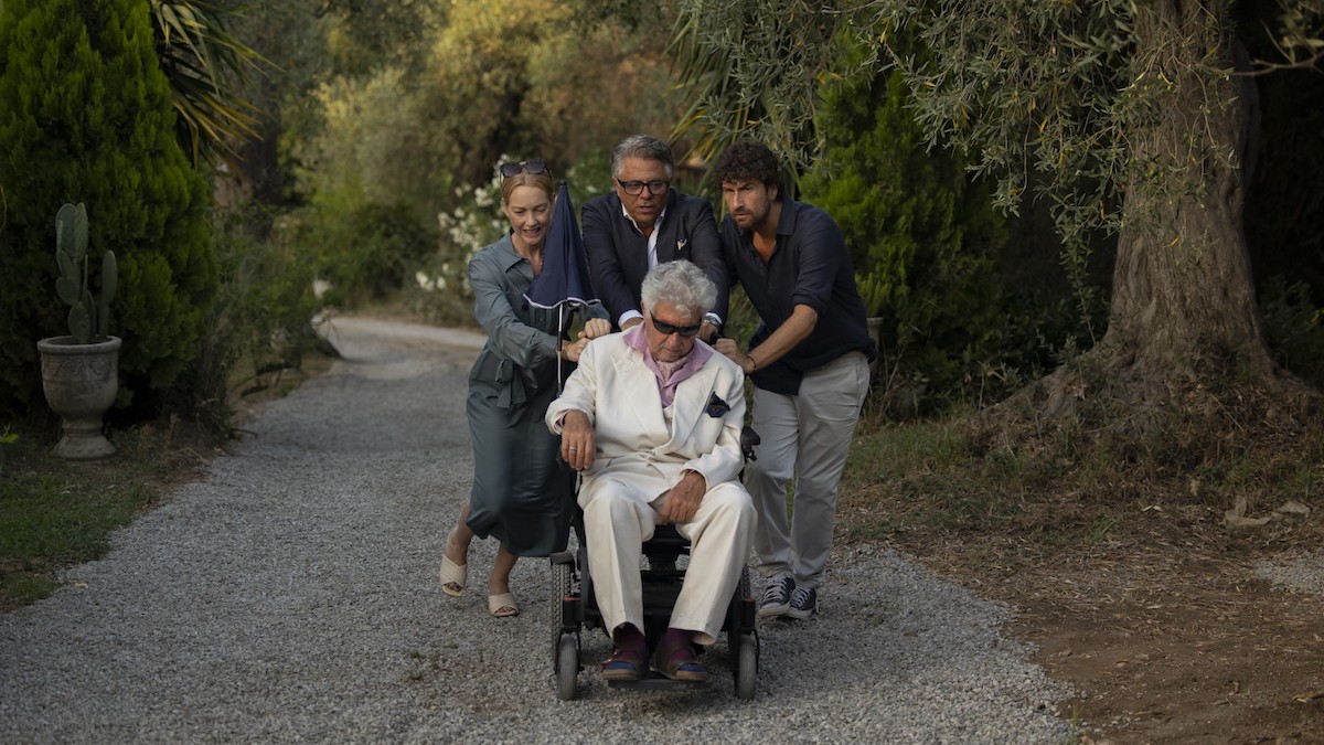 Una scena del film Succede anche nelle migliori famiglie di e con Alessandro Siani