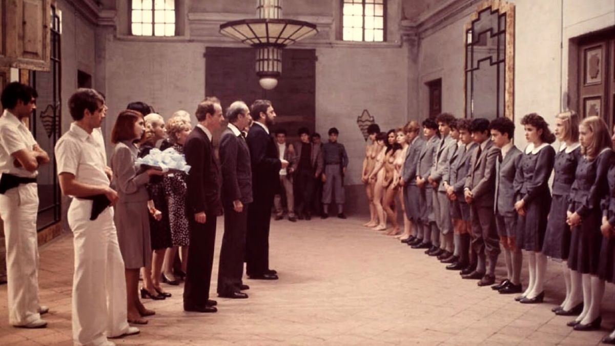 Una scena di Salò o le 120 giornate di Sodoma, diretto nel 1975 da Pier Paolo Pasolini
