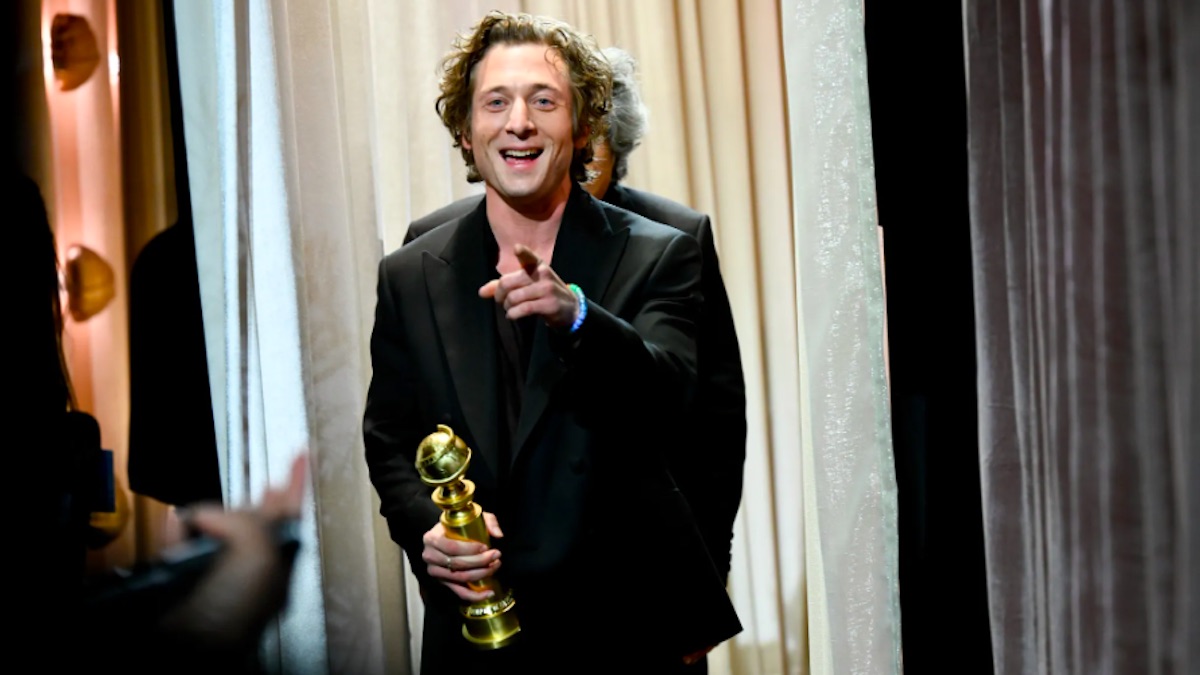 Jeremy Allen White ritira il suo Golden Globes per il miglior attore protagonista per The Bear