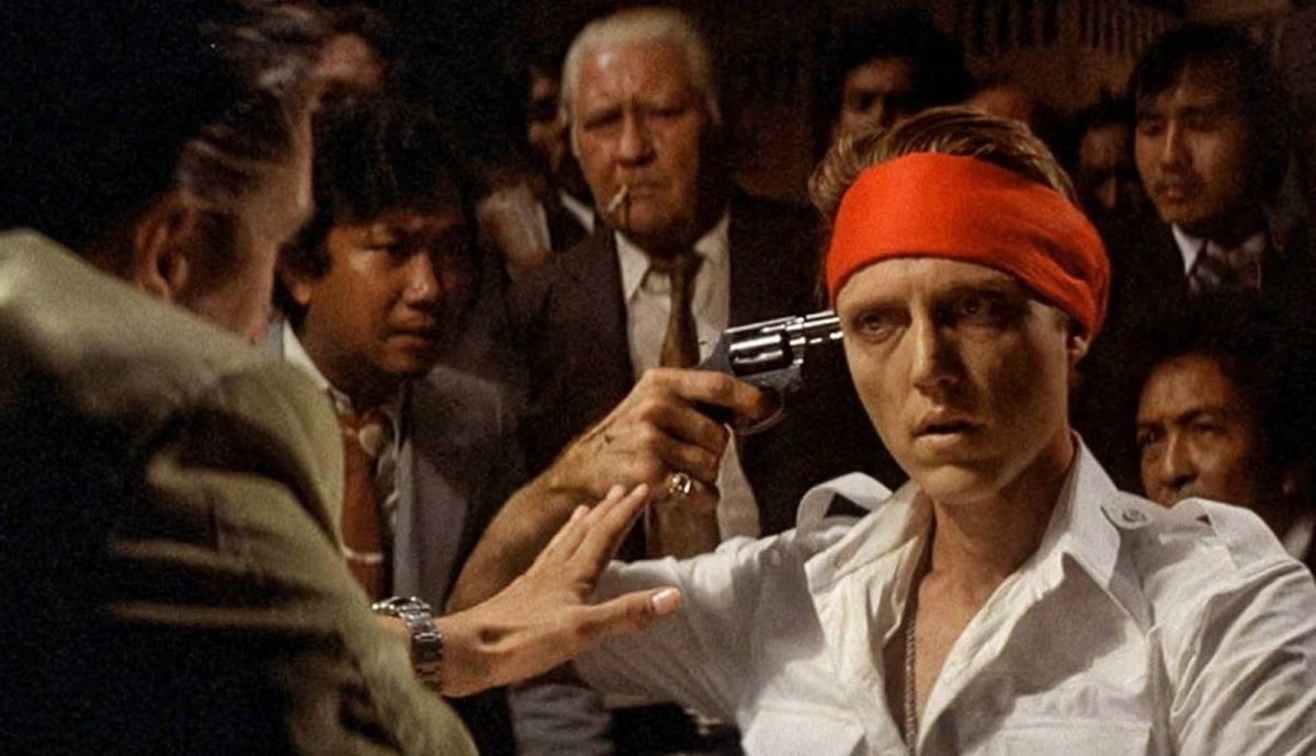 Christopher Walken e Robert De Niro (di spalle) in una scena di Il cacciatore, di Michael Cimino (1978)