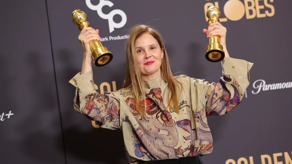 Justine Triet con i due Golden Globes vinti per Anatomia di una caduta