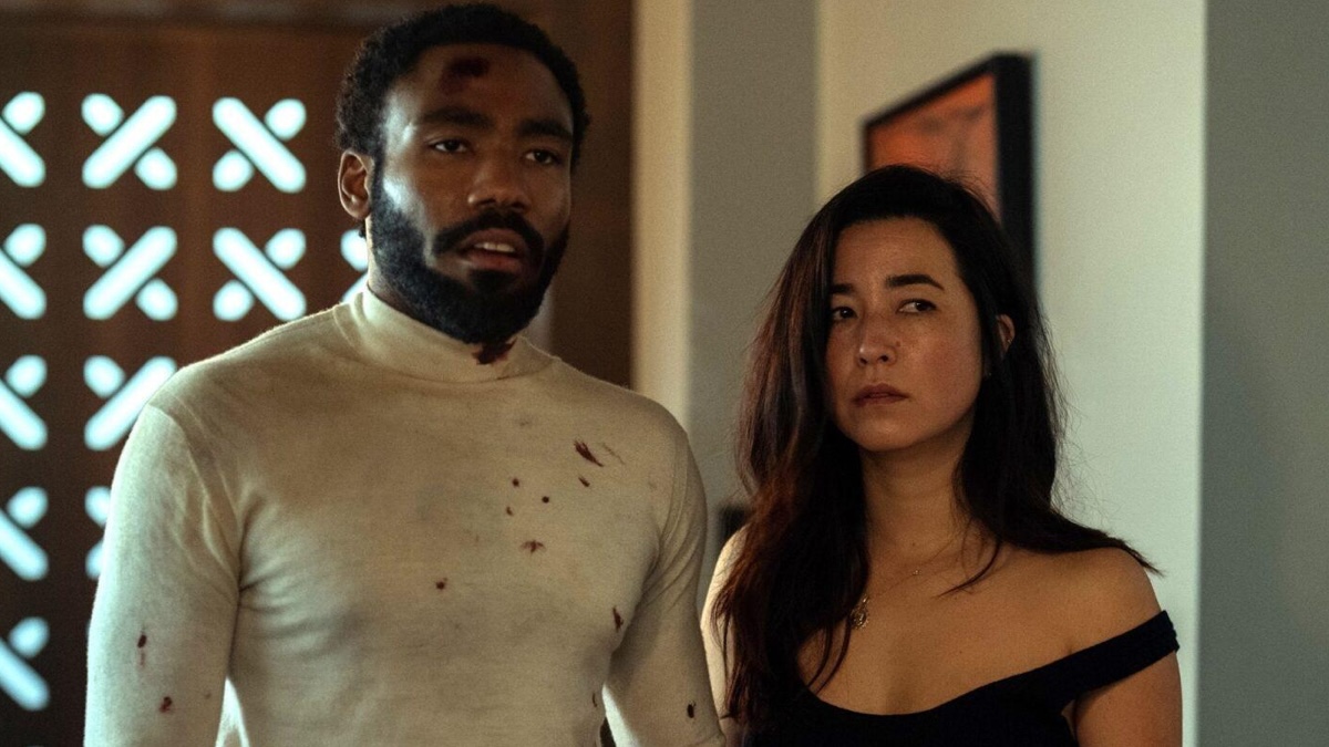 Donald Glover e Maya Erskine in una scena di Mr and Mrs Smith