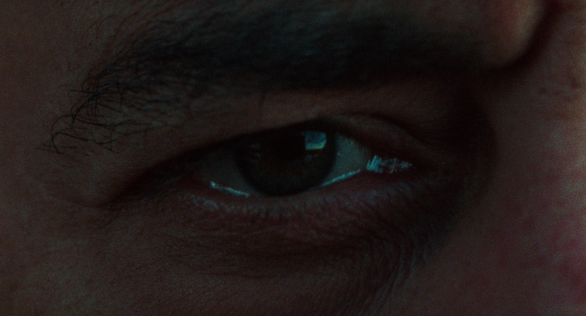 L'occhio di Filippo Timi in una scena di Dostevskij dei fratelli D'Innocenzo, presentato alla Berlinale 2024