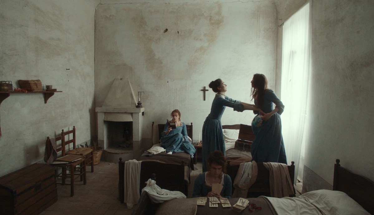 Veronica Lucchesi, Carlotta Gamba, Sara Mafodda e Maria Vittoria Dallasta in una scena di Gloria! di Margherita Vicario, in concorso alla Berlinale