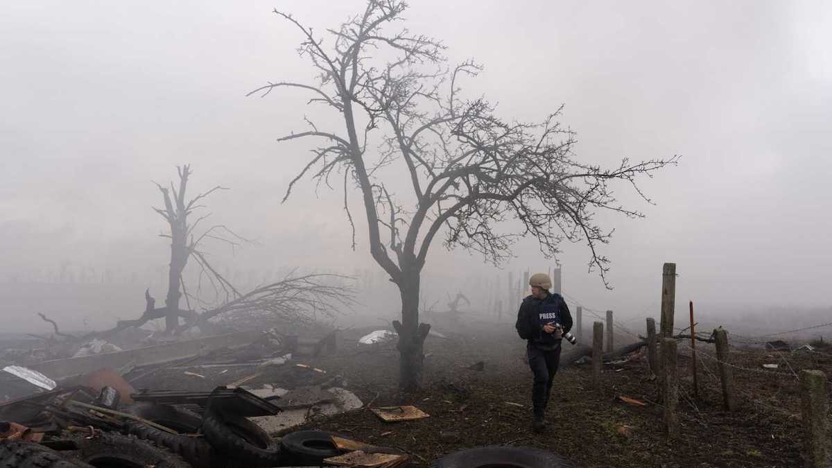 Il fotografo Evgeniy Maloletka in 20 Days in Mariupol di Mstyslav Chernov (24 febbraio 2022)