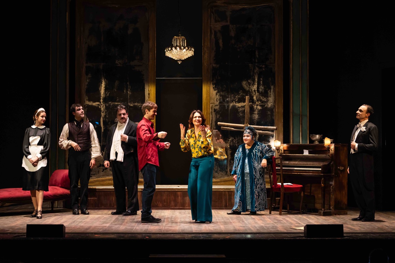 Il cast di Magnifica Presenza: da sinistra Stefania Casellato, Sara Bosi, Fabio Zarrella, Toni Fornari, Federico Cesari, Tosca D'Aquino, Serra Yilmaz, Luciano Scarpa