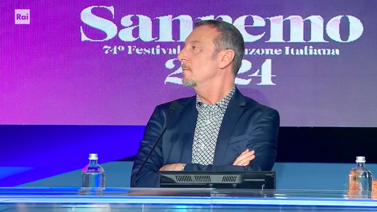 Amadeus durante la conferenza stampa del secondo giorno di Sanremo 2024