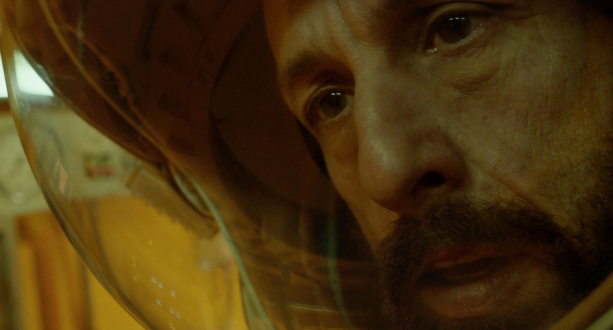 Adam Sandler in una scena di Spaceman, di Johan Renck