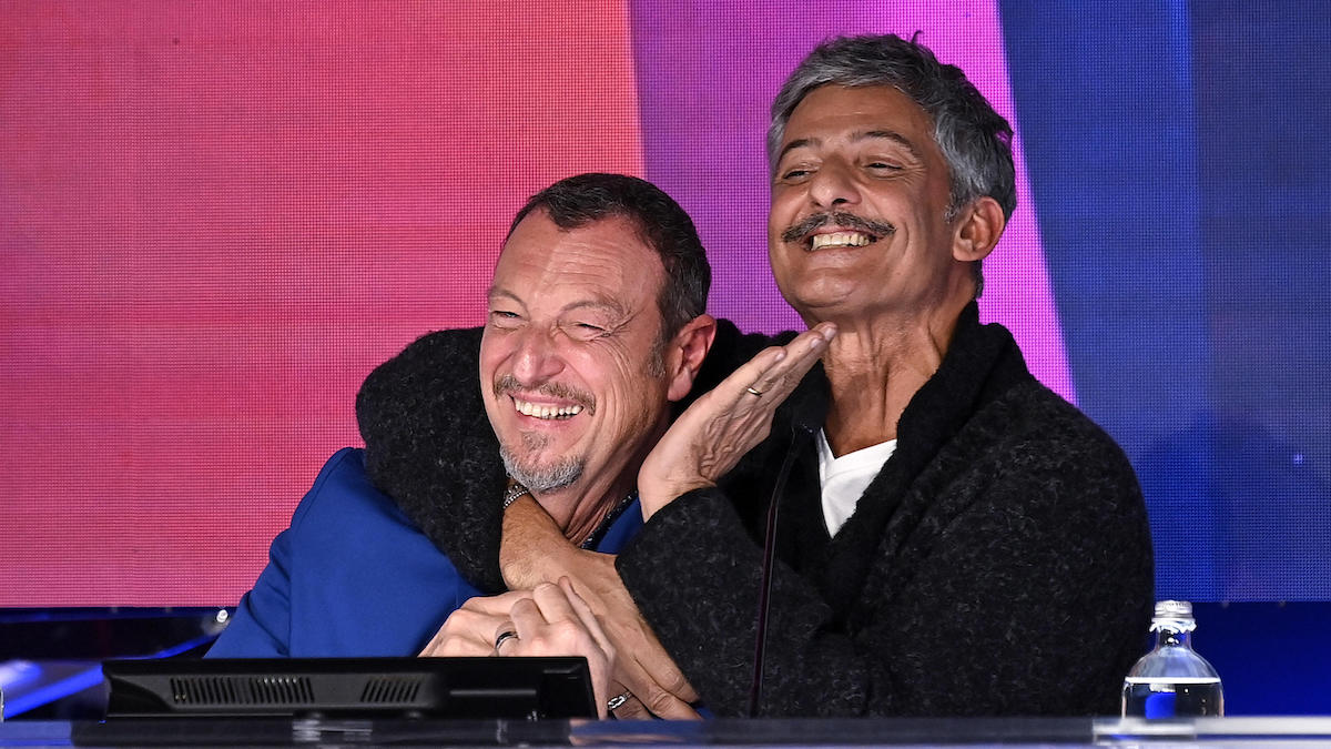 Amadeus e Fiorello durante la conferenza stampa di Sanremo 2024 del 5 febbraio.