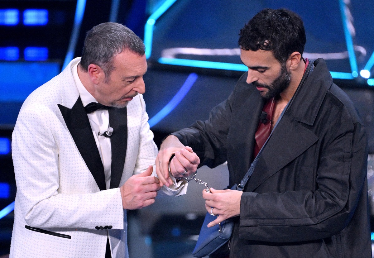 Amadeus "ammanettato" da Marco Mengoni a Sanremo 2024