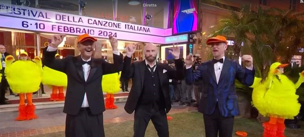 Fiorello, John Travolta e Amadeus fanno il Ballo del Quaquà davanti all'Ariston a Sanremo 2024