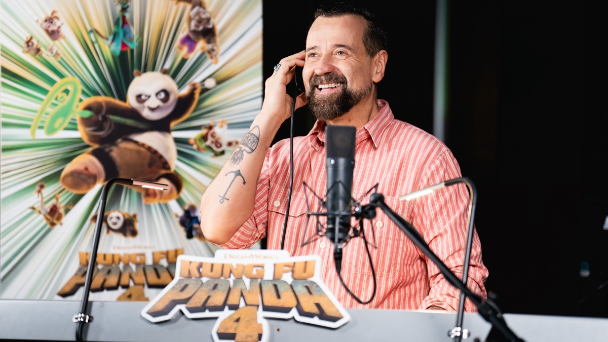 Fabio Volo in studio di doppiaggio per Kung Fu Panda 4