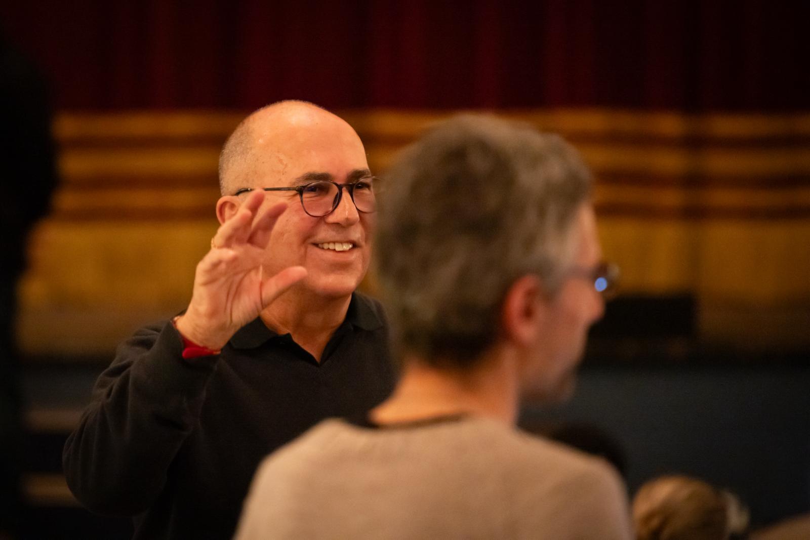 Ferzan Ozpetek durante le prove dello spettacolo teatrale Magnifica Presenza