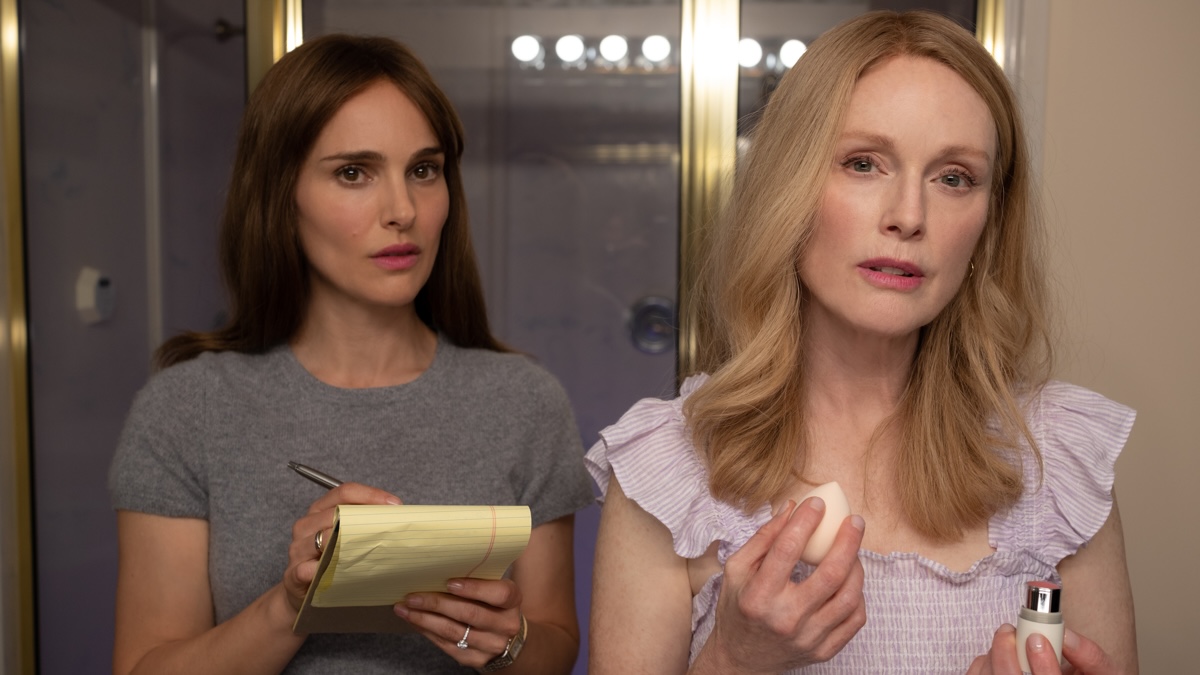 Natalie Portman e Julianne Moore in una scena di May December di Todd Haynes