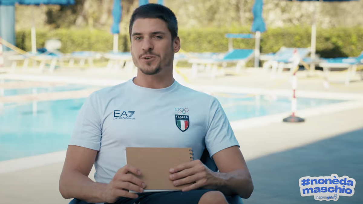Il nuotatore artistico Giorgio Minisini in un frame del video della campagna Non è da maschio