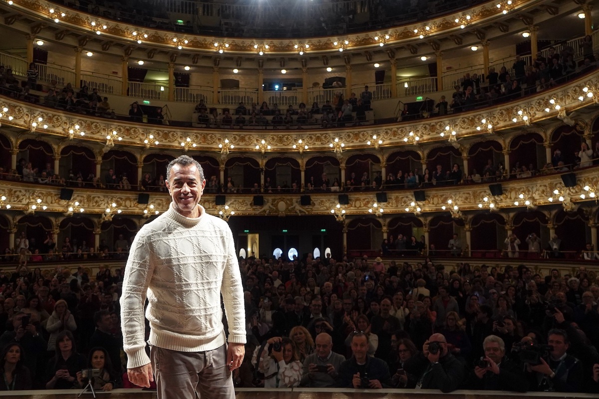 Matteo Garrone al Petruzzelli prima dell'incontro pubblico condotto da David Grieco al BiFest