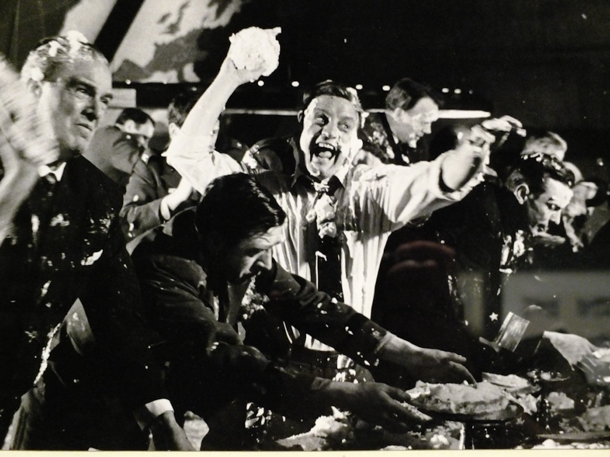 Pie Fight. Scatto commissionato da Stanley Kubrick ad Arthur Fellig per documentare la produzione de Il dottor Stranamore