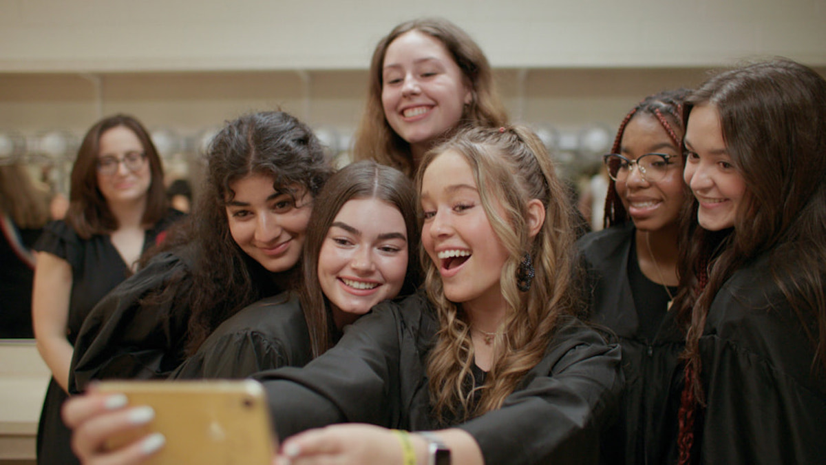 Un'immagine di Girls State di Apple TV+