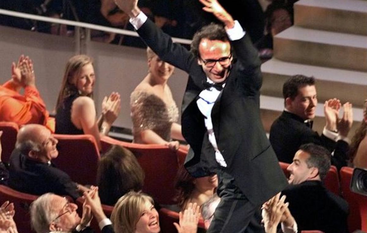 La "cavalcata" di Roberto Benigni tra il pubblico degli Oscar (21 marzo 1999)