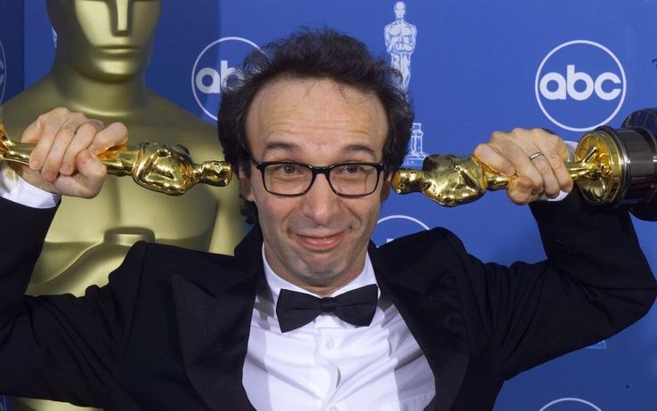 Roberto Benigni durante la notte degli Oscar del 21 marzo 1999 per La vita è bella