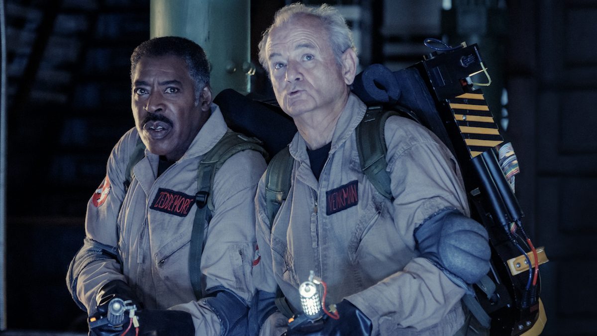 Winston (Ernie Hudson) e Peter (Bill Murray) in una scena di Ghosbusters: Minaccia glaciale