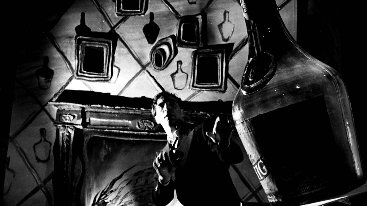 Una scena de I ragazzi del retrobottega di Michael Powell e Emeric Pressburger