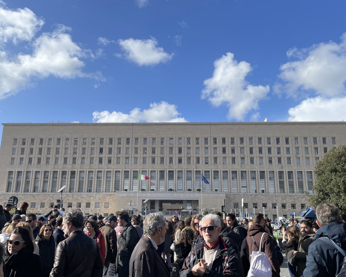 I manifestanti davanti al Ministero della Farnesina