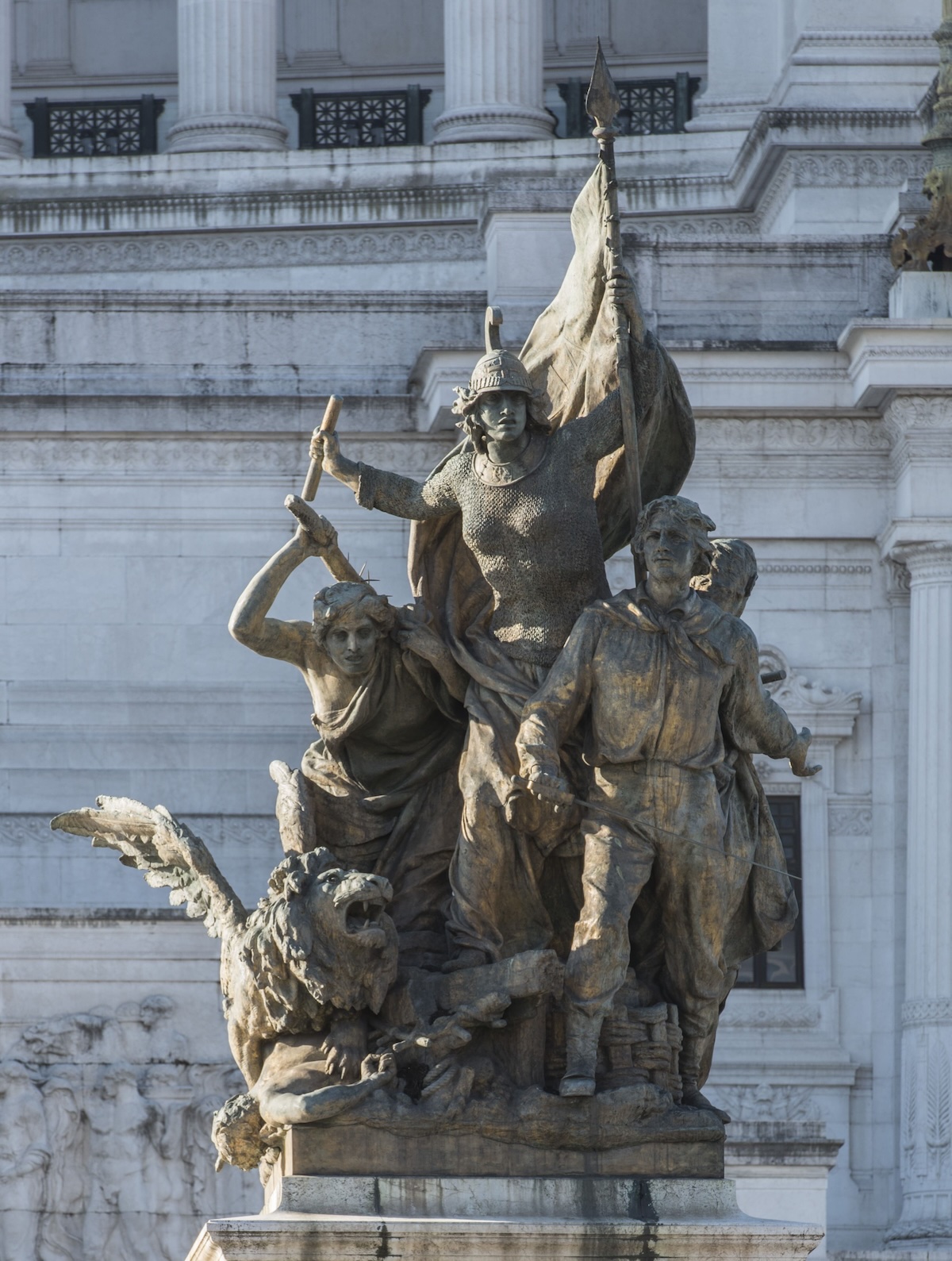 L'azione, una delle statue bronzee del Vittoriano