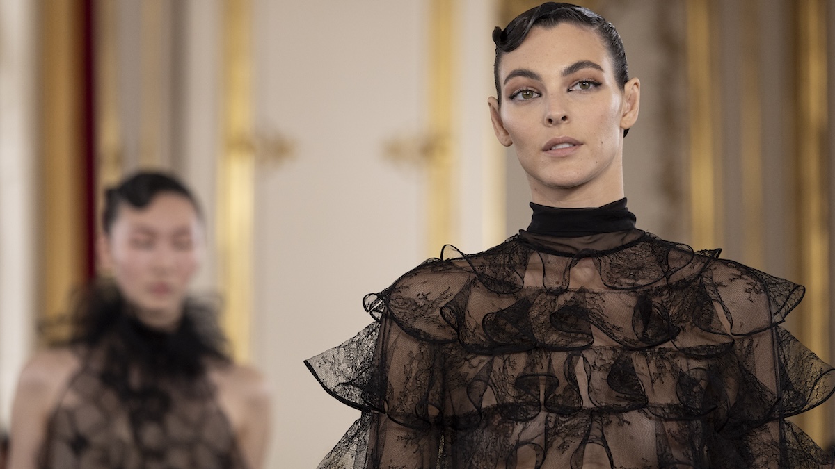 Vittoria Ceretti alla sfilata Valentino le Noir a Parigi