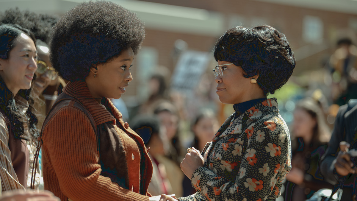 Christina Jackson (Barbara Lee) e Regina King (Shirley Chisholm) in Shirley. Cr. Glen Wilson/Netflix © 2023.