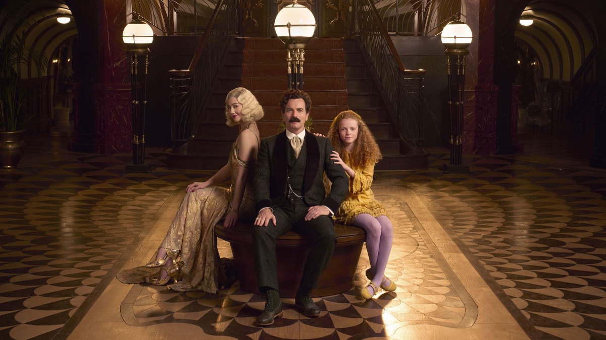 Ewan McGregor, Mary Elizabeth Winstead e Alexa Goodall in una scena di Un gentiluomo a Mosca