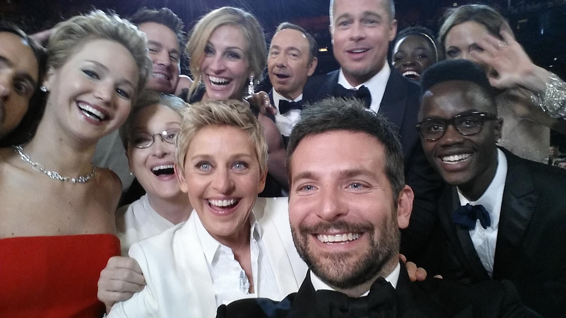 Il famoso selfie delle star agli Oscar 2014. In foto: Bradley Cooper, Angelina Jolie, Lupita Nyong’o, Brad Pitt, Julia Roberts, Kevin Spacey, Jennifer Lawrence, Meryl Streep e Jared Leto