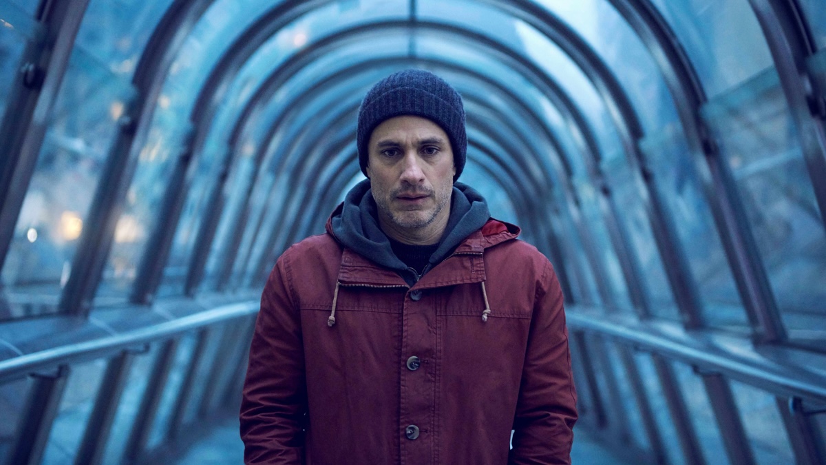 Gael García Bernal in una scena di Another End