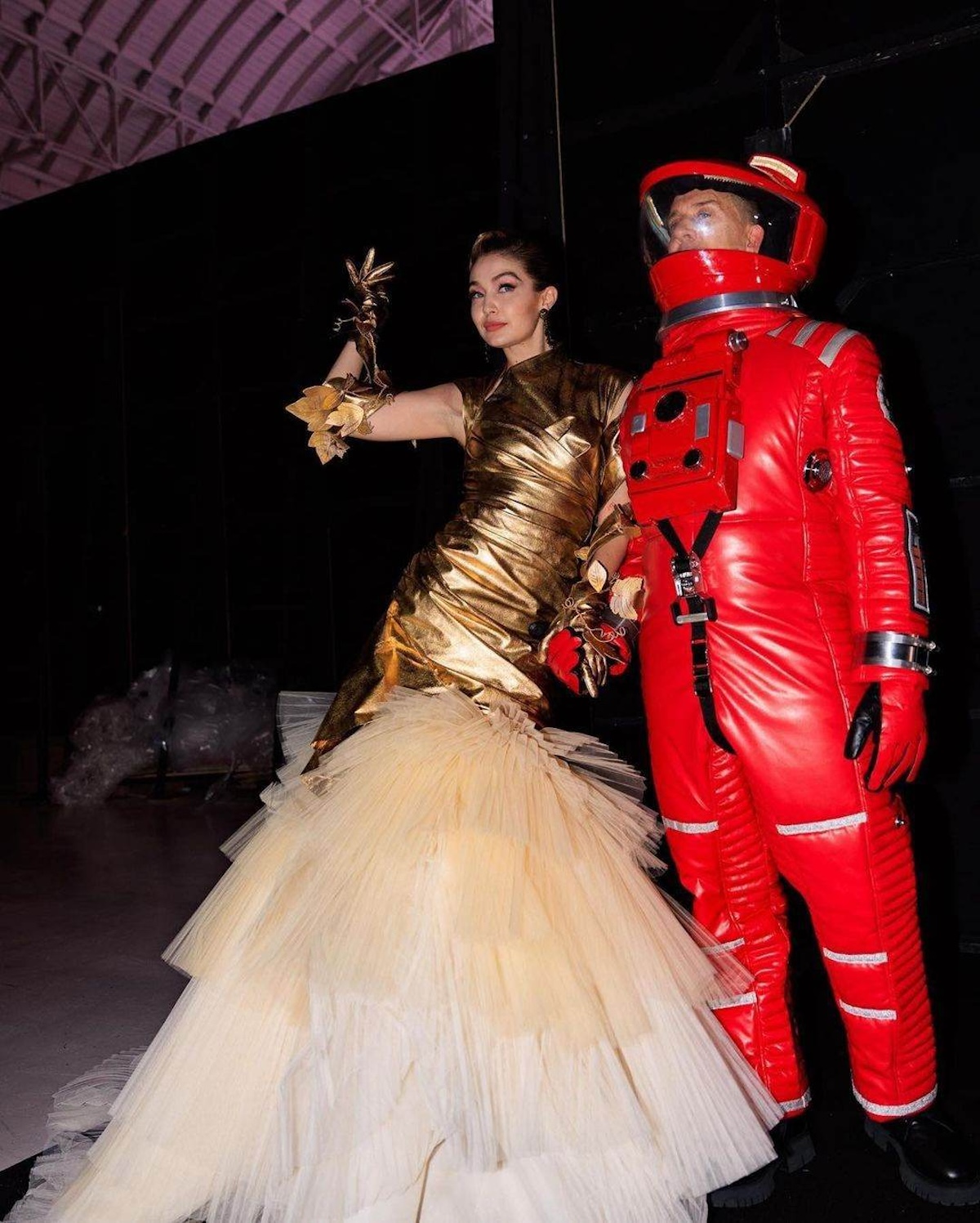 Jeremy Scott alla sfilata Moschino A/i del 2022