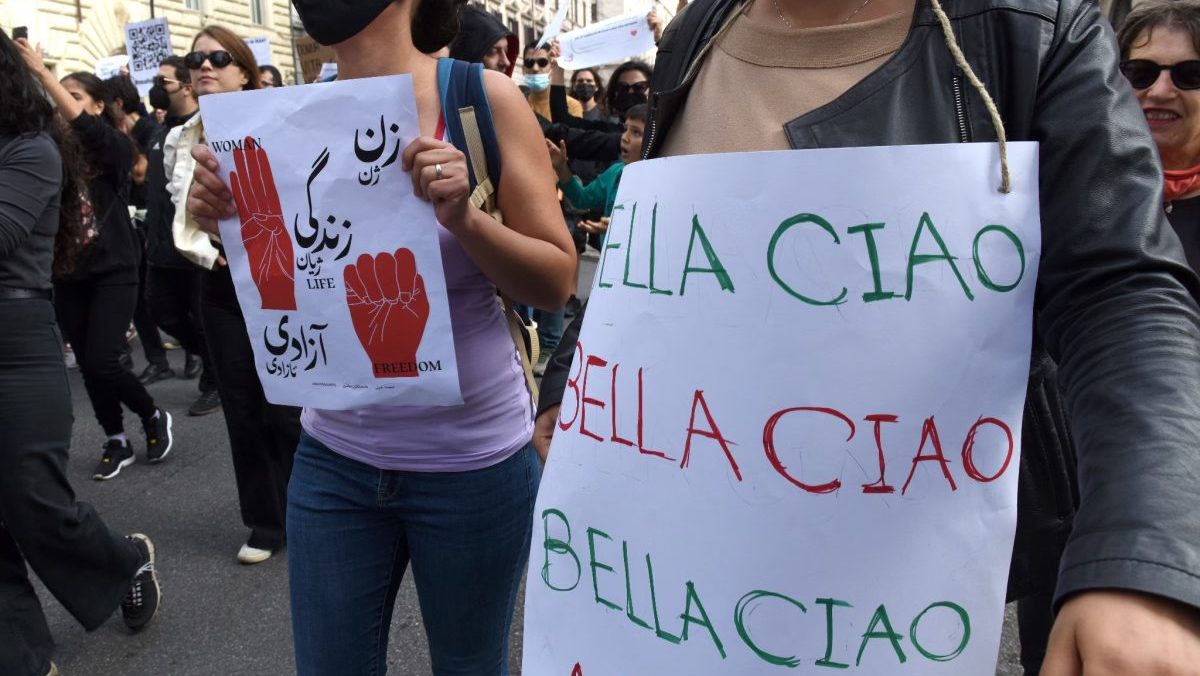 Un cartellone riporta il testo di Bella Ciao ad una manifestazione per l'uccisione di Mahsa Amini
