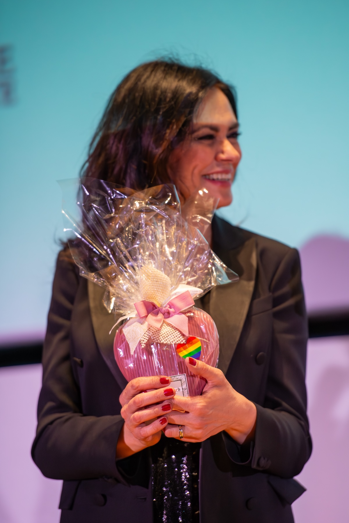 Maria Grazia Cucinotta con il cuore di cioccolato del Lovers Film Festival