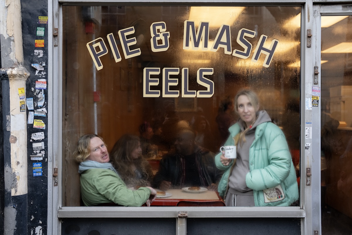 Matt Greenhalgh e Sam Taylor-Johnson. sul set di Back to Black. Courtesy of Dean Rogers/Focus Features