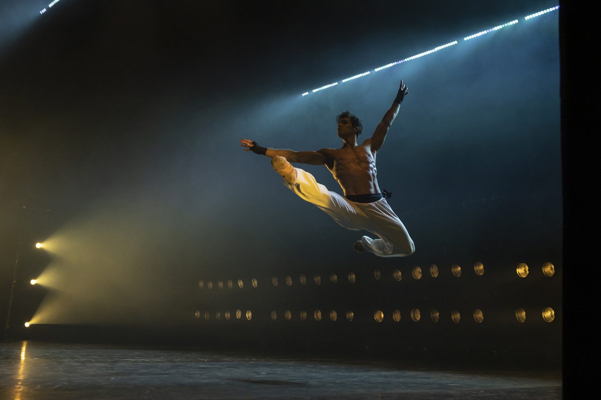 Roberto Bolle, il corpo perfetto. “Faticosi e meravigliosi i miei anni nella danza. Ma ho potuto aprire tante porte e buttare giù tanti muri”