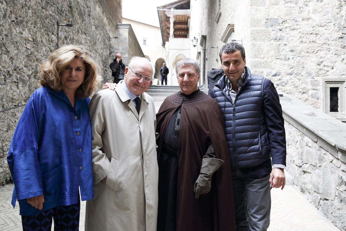 Matilde, Ettore (dg Rai per 13 anni) e Luca Bernabei con Dustin Hoffman sul set della serie Medici