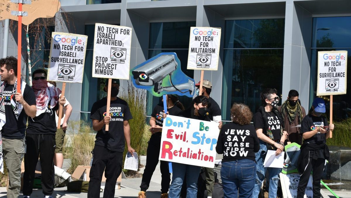 Manifestazione davanti alla sede Google di Sunnyvale, in California