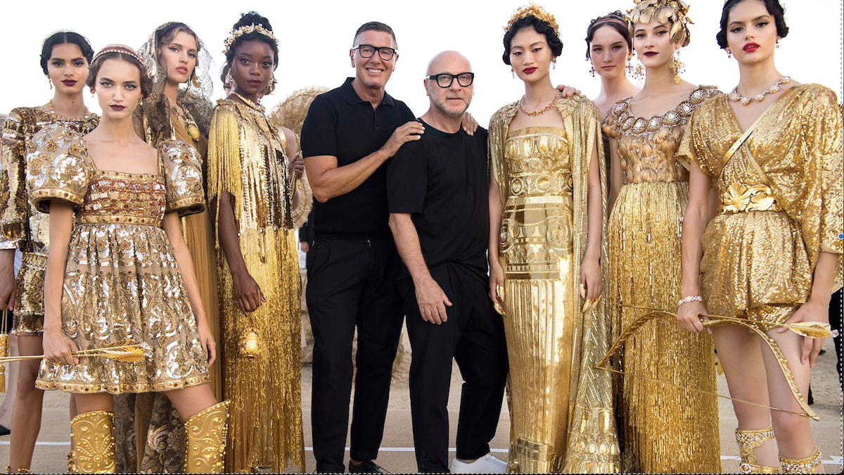 Domenico Dolce e Stefano Gabbana con le modelle della sfilata nella Valle dei Templi ad Agrigento dedicata alla antica Grecia