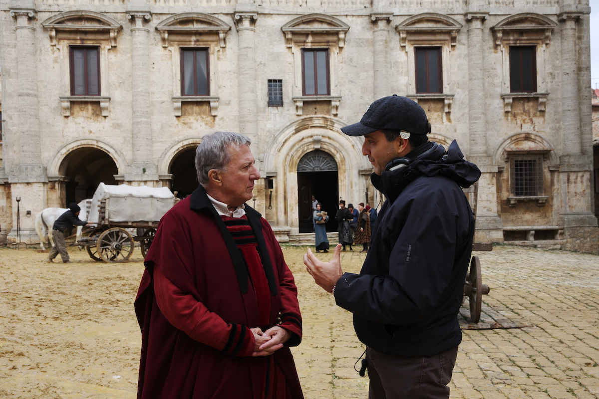 Dustin Hoffman con Luca Bernabei in una pausa del set di Medici