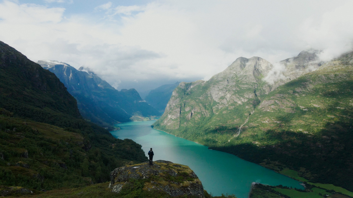 Un'immagine del documentario La canzone della terra